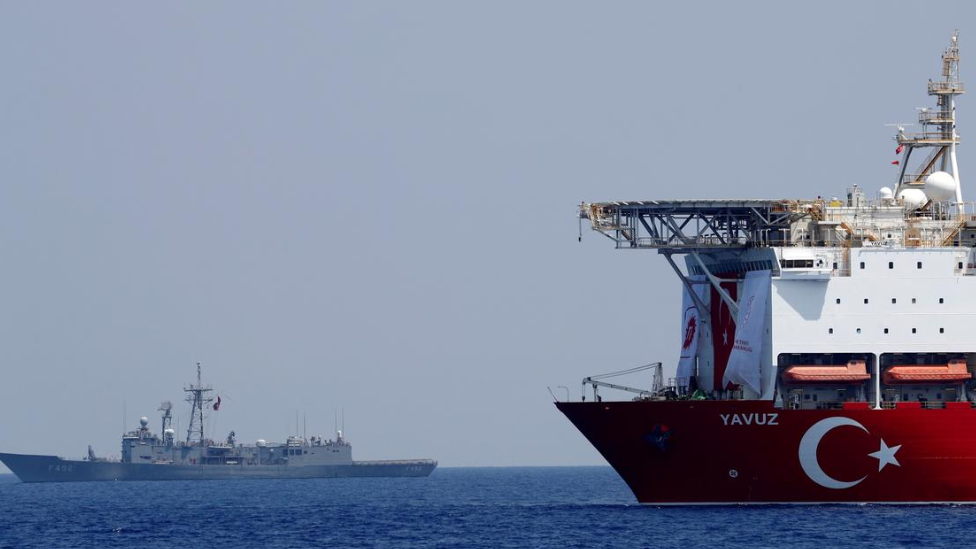 سفينة تحمل العلم التركي